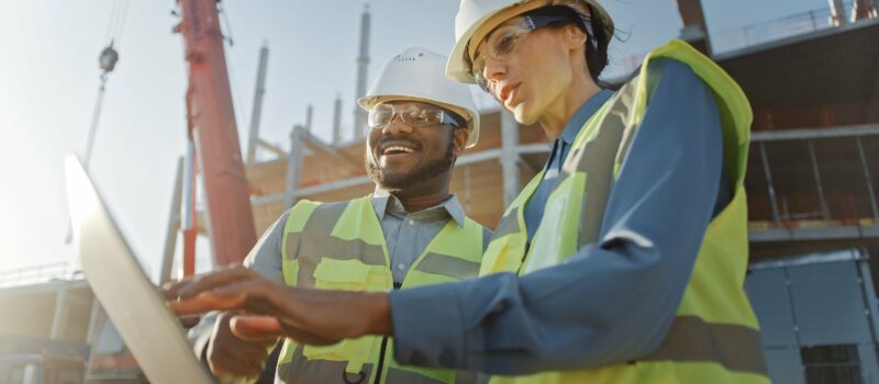 Construction management consultant speaking with construction manager about the project – zumBrunnen construction consulting
