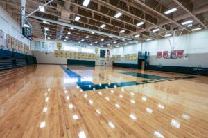 Shorecrest Preparatory School gymnasium with a polished wood floor – zumBrunnen