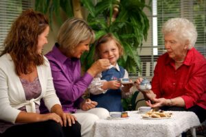 Lutheran_Life_Communities_Senior_Living_zumbrunnen_group_of_people Residents and a child sharing tea at a Lutheran Life Communities senior living community